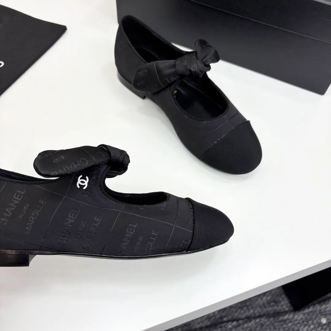 👟👟Ex-factory price 600👟👟 CHANEL Chanel Little Fragrance Style 2025C Early spring Milan catwalk style super hot bow Mary Jane shoes, bunny ear shoes, Xiaoxiang C’s super sexy pair of flat shoes, they are very good when worn alone with small socks. The most beautiful Mary Jane shoes of the year are paired with playful bows, the cuteness and playfulness are just right, and she has the feeling of being a wealthy daughter. Upper: Original logo cloth Inner foot pad: Sheepskin Sole: Italian genuine leather sole
